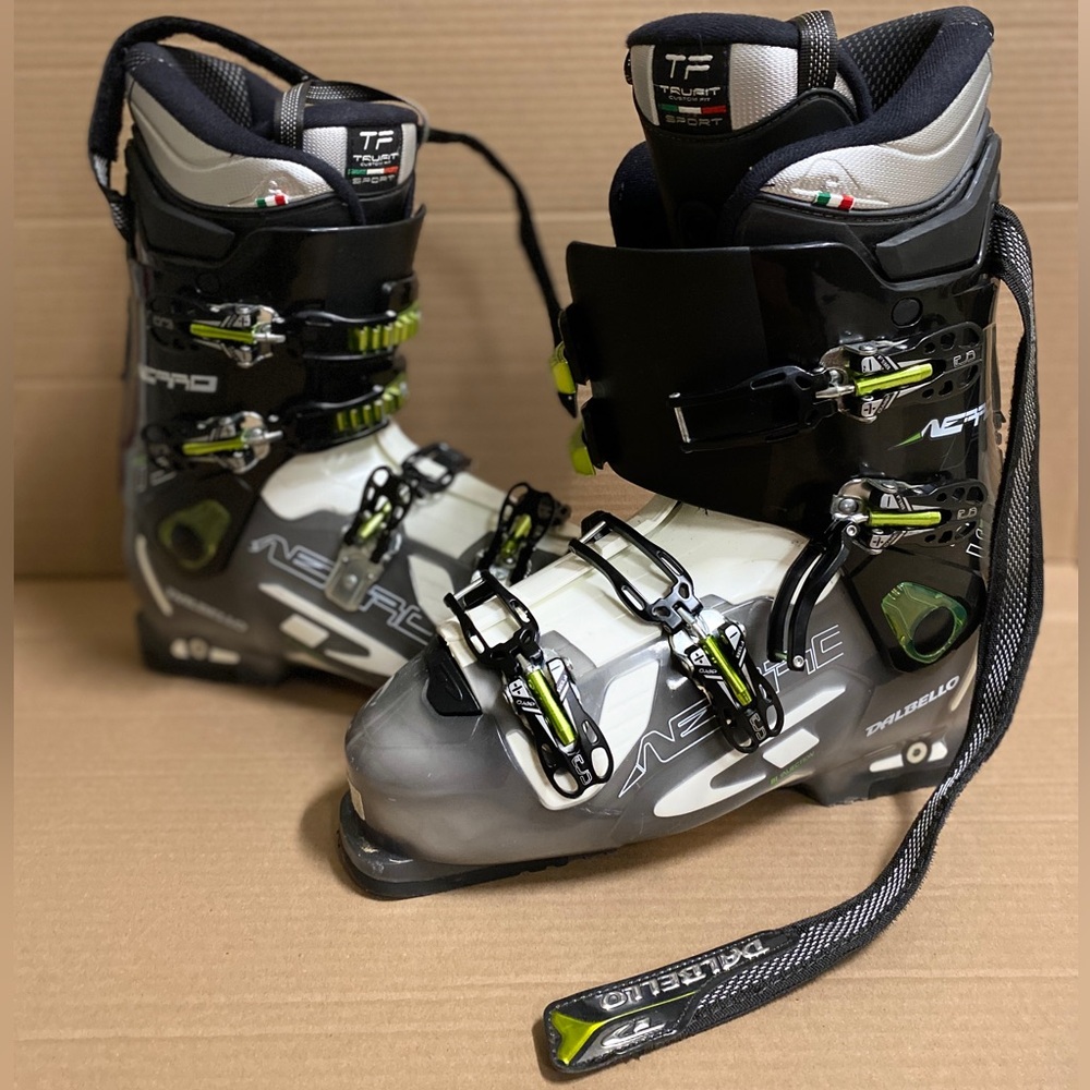 Nordica fairly warn ski boots with bag included.